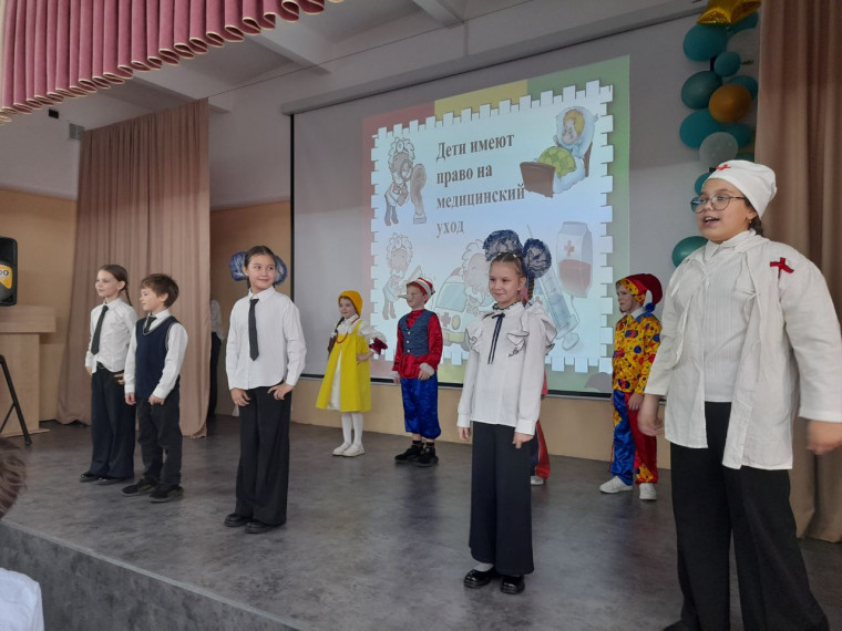 Спектакле ко Всемирному Дню прав ребёнка  "Как Карабас- Барабас нарушил права своих кукол".